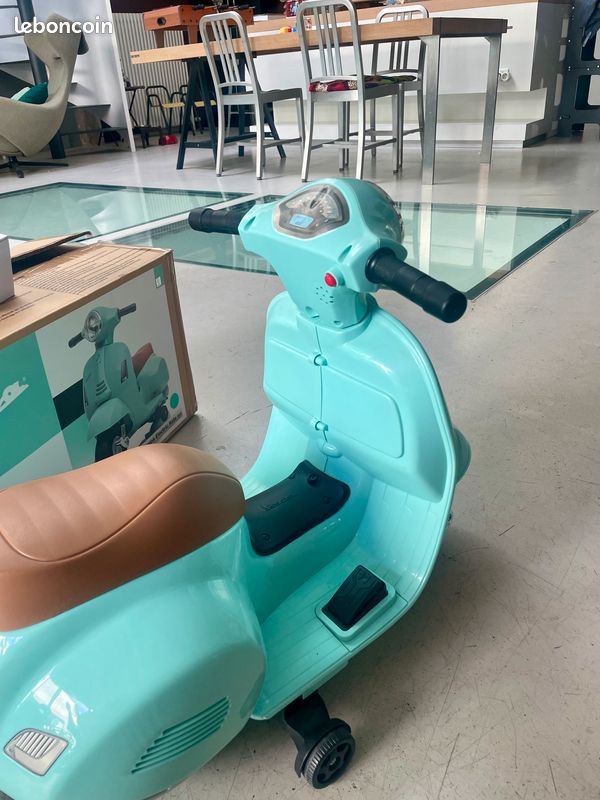 Petit scooter Vespa électrique (image 7)
