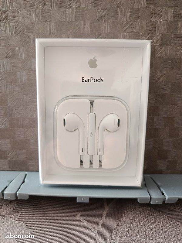 EarPods (image 1)