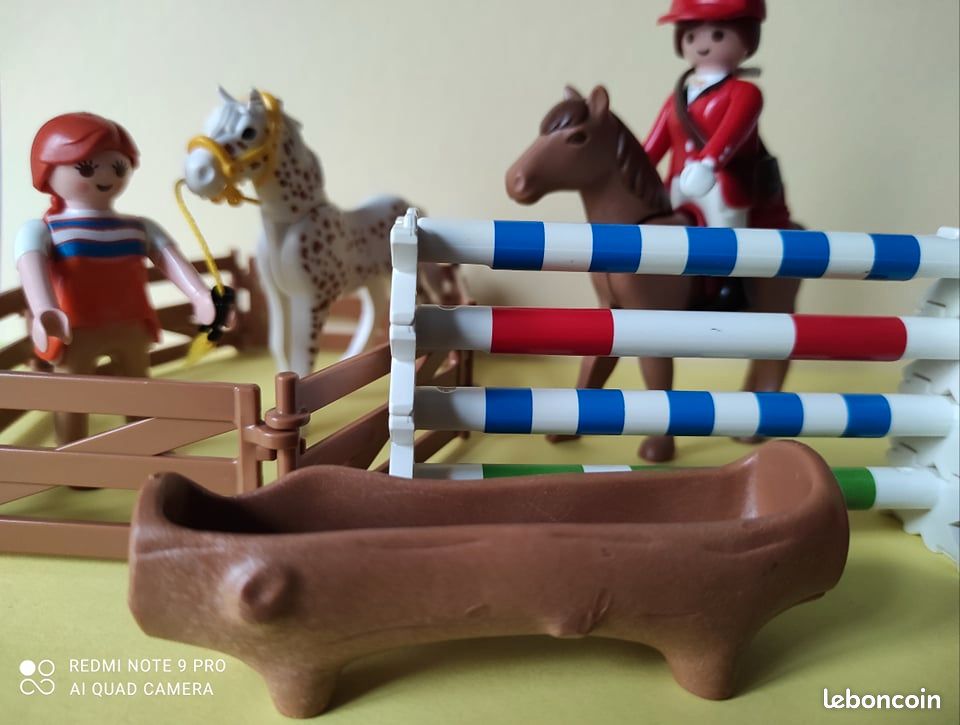 Joli Lot Playmobil équestre saut d'obstacles, abreuvoir, chevaux, personnages, barrières... (image 2)