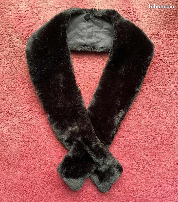 Écharpe fausse fourrure noir (image 1)