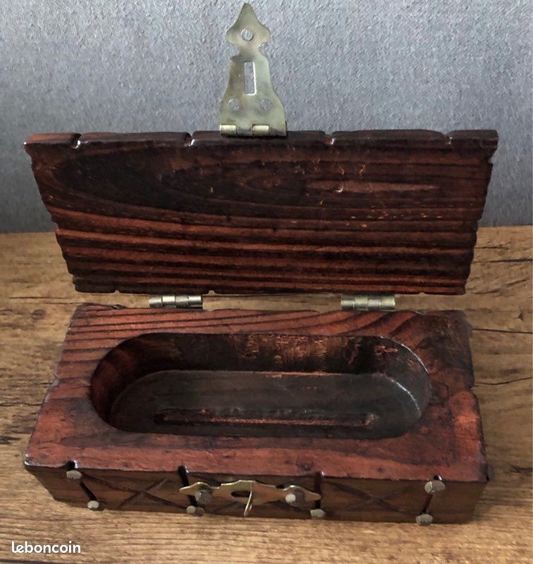 Ancien coffre en bois sculpté (c.1920
