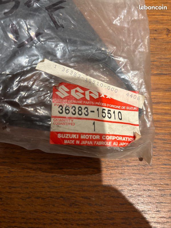 Cache, compteur de vitesse inférieur d'origine Suzuki 36383-15510 GS550 GR65 TEM (image 3)