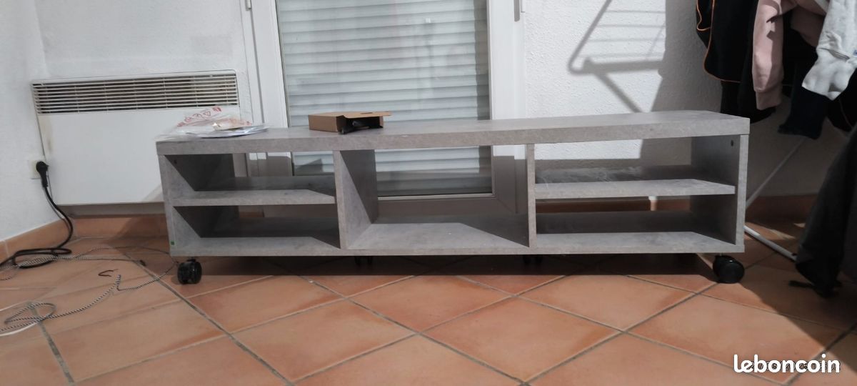 Meuble TV gris sur roulette (image 1)