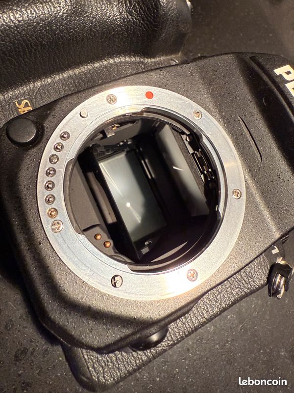 PENTAX K-1 NU avec poignée Grip D-BG6 et plein d'accessoires d'origine (image 10)