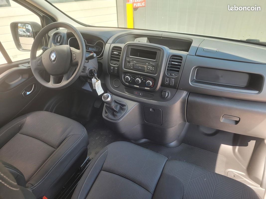 RENAULT TRAFIC L2H1 FOURGON 2.0 Blue DCI 120 GRAND CONFORT CABINE APPROFONDIE FIXE 06 PLACES comme NEUF avec HABILLAGE BOIS COMPLET / IMMATRICULÉ MAIS JAMAIS ROULÉ / 137 KMS ( Prix Vente 30 990 HT ) (image 6)