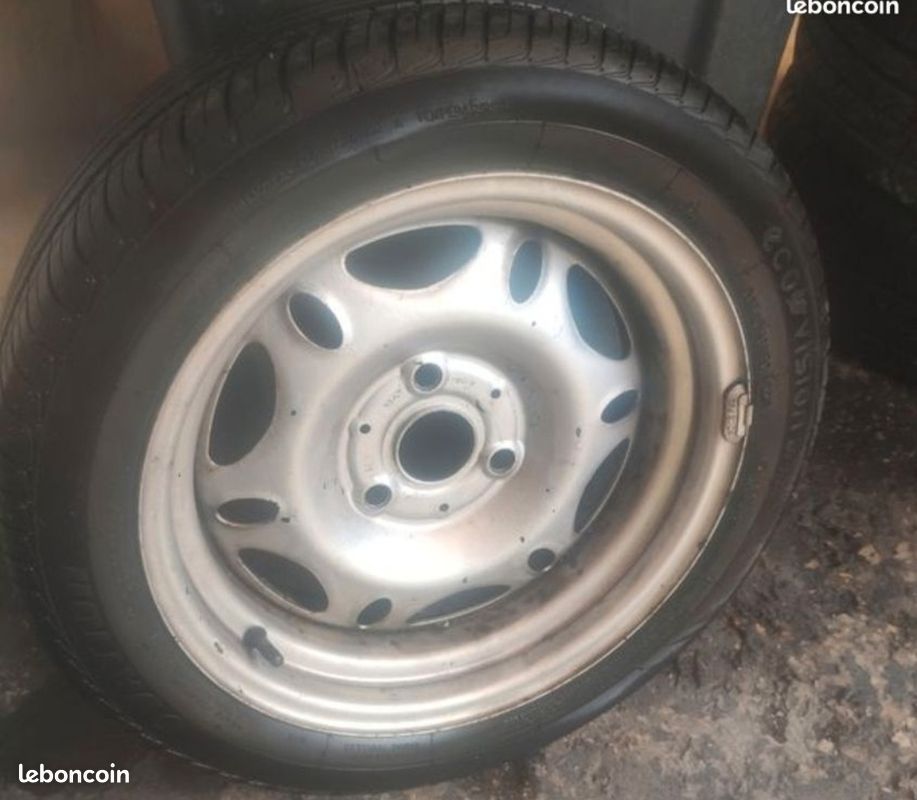 Roue pneu jante smart 3trous 175 55 r15
50euro la roue 175/55/16 (image 1)