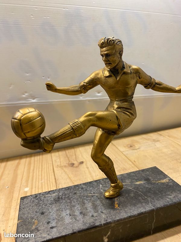 Trophée Footballeur Conduisant Ballon Résine Argent Or - Base Marbre AT002503