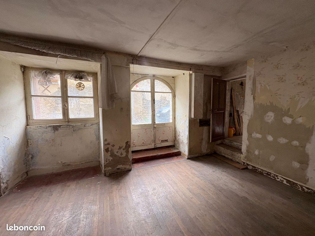 Maison 3 pièces 162 m² · à Saint-Marcel · 162 m² · 38 000 €