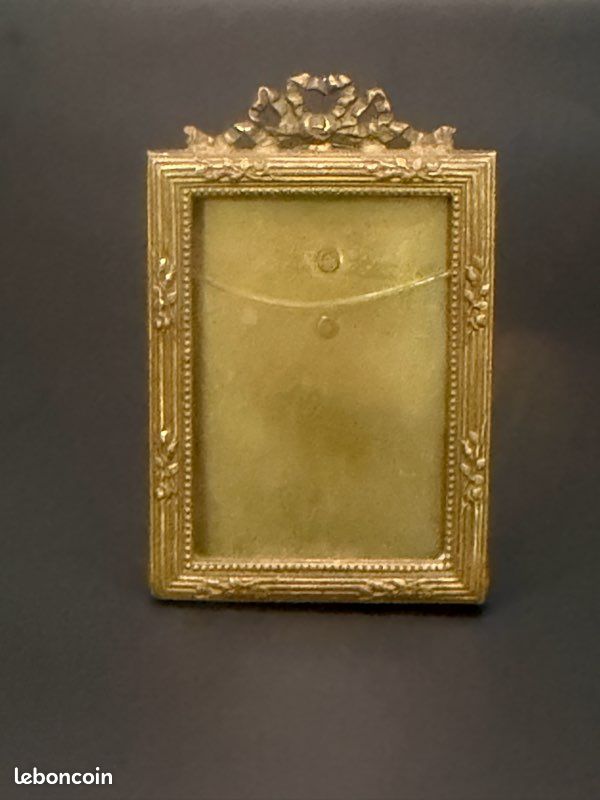 Rare ancien petit cadre photo rond en bronze et verre biseauté - Décoration