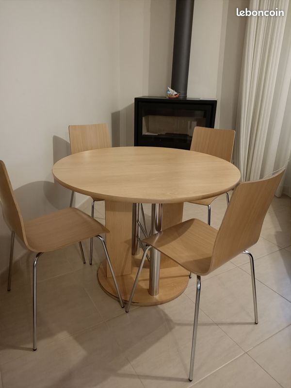 Table ronde et chaises (image 2)