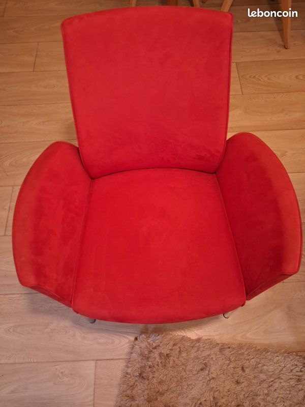 Deux fauteuils rouges (image 3)