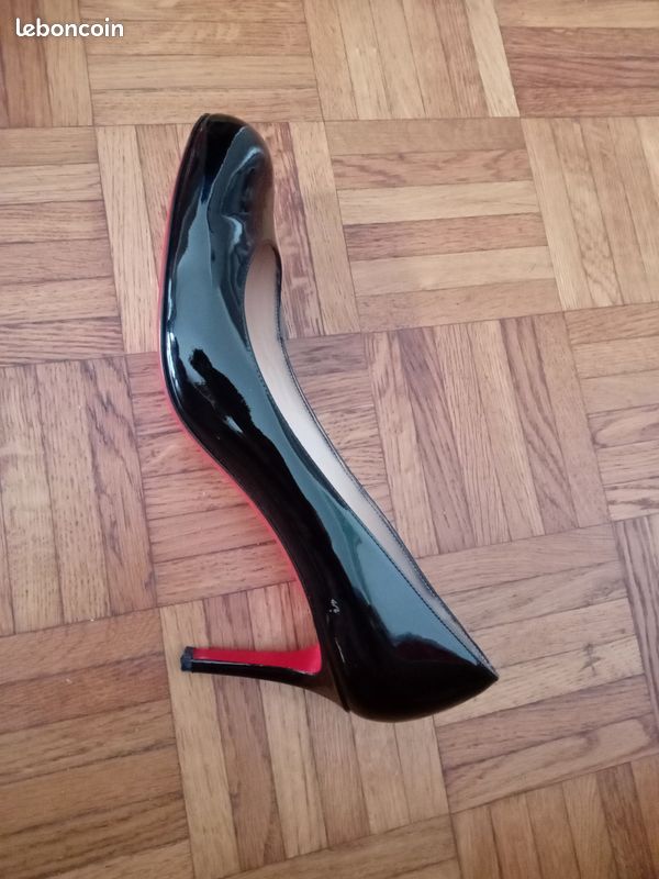 Escarpins louboutin pointure 42 corerespond a un 41 Chaussures