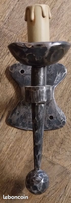 Applique lumineuse en fer forgé (image 1)