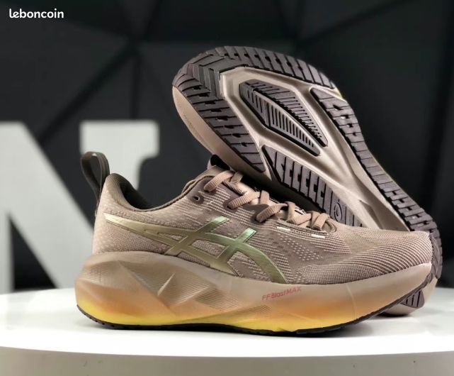 Asics NOVABLAST LUXE Brun 42 Chaussures