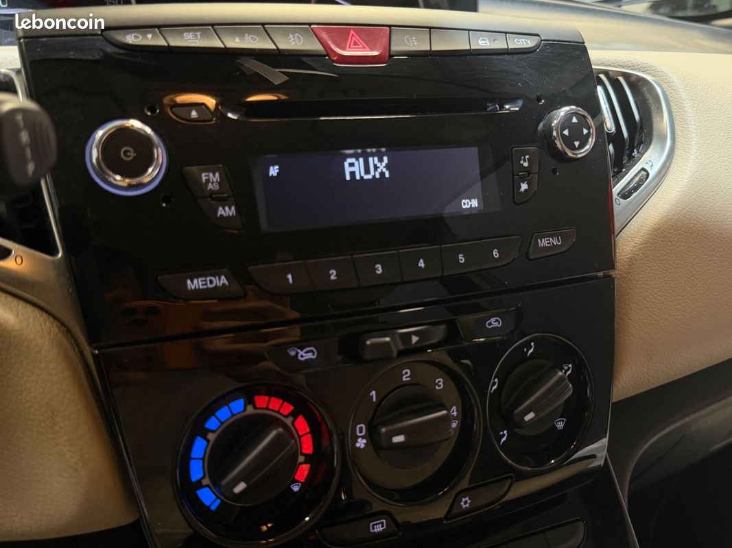 LANCIA YPSILON 1.2 70ch - suivi complet - 2 eme mains (image 8)