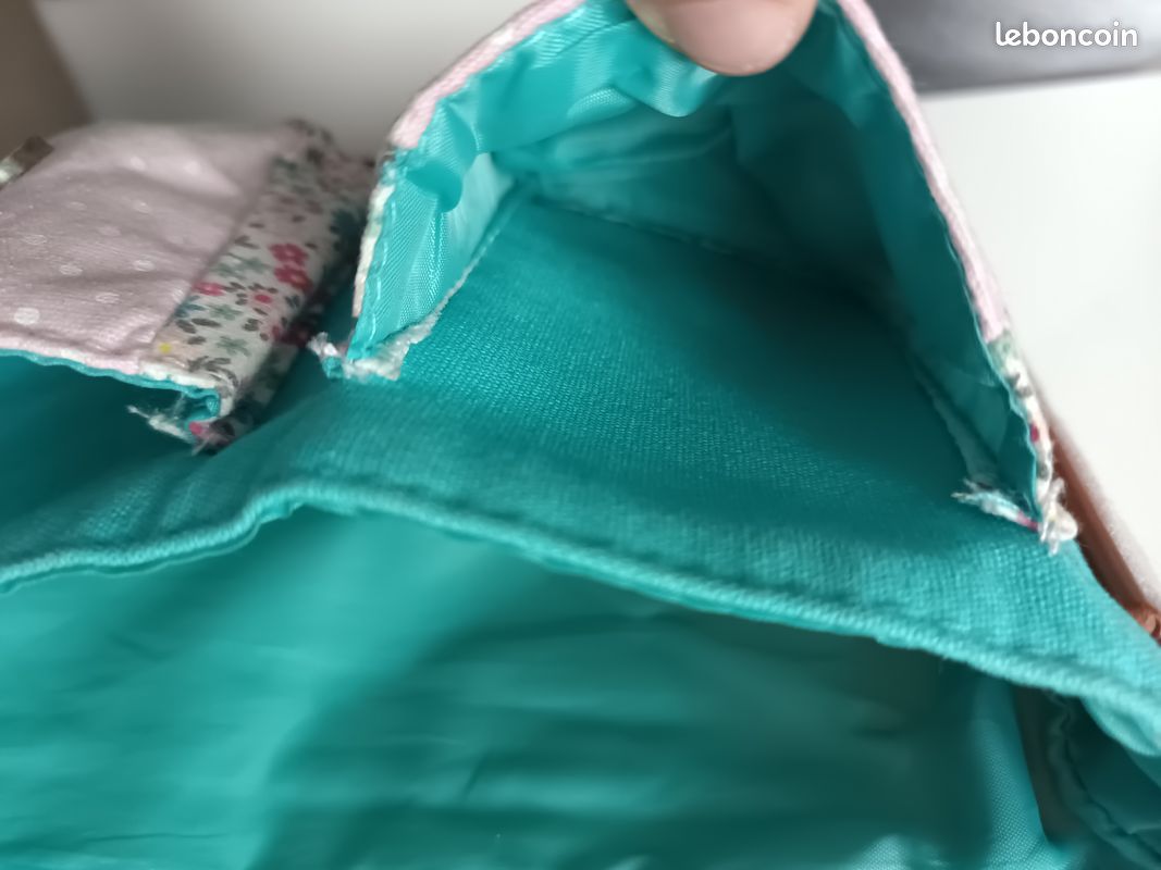 Sac à main rose, vert et marron avec des motifs fleurs (image 14)