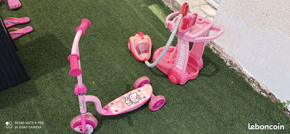 Trottinette Hello Kitty, aspirateur et chariot nettoyage (image 1)