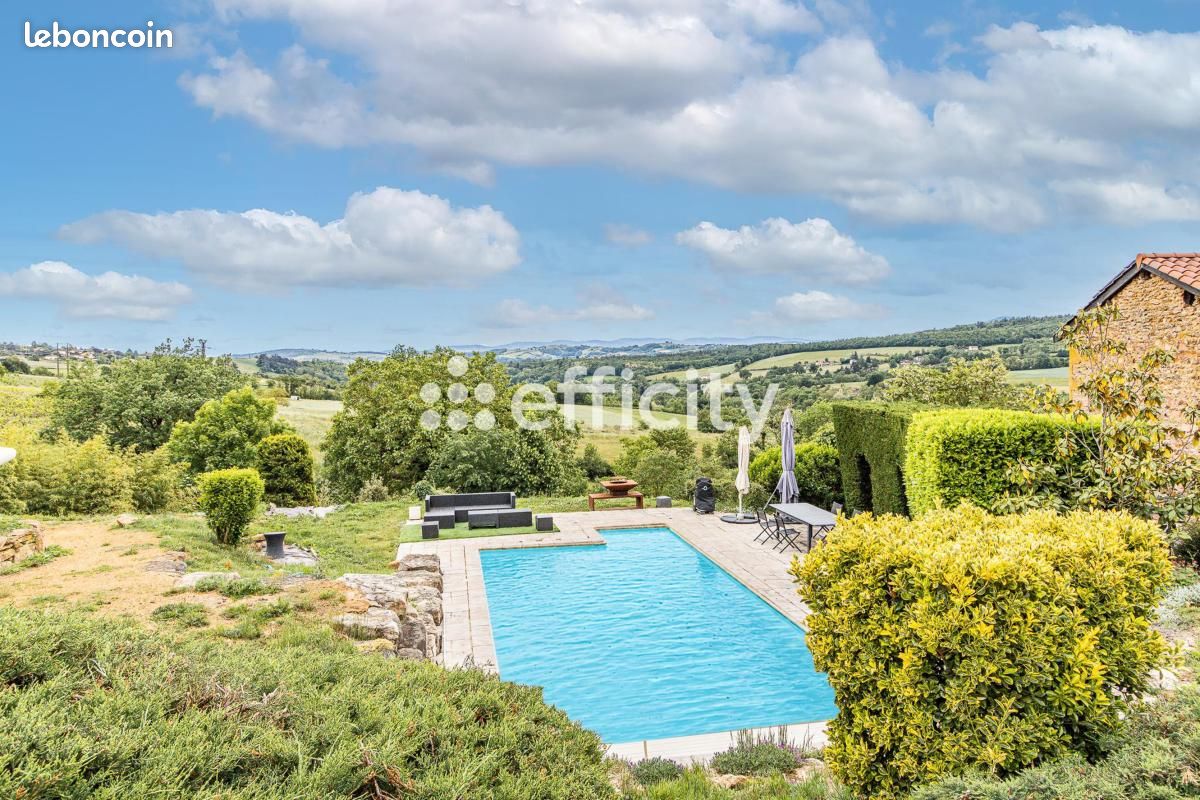 Maison 9 pièces 302 m² · à Val d'Oingt · 302 m² · 575 000 €