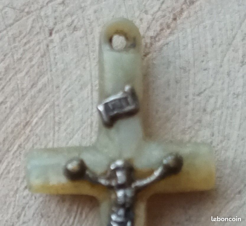 Croix religieux antique en nacre avec corpus en argent du Saint Jésus-Christ vintage année 1950 (image 3)