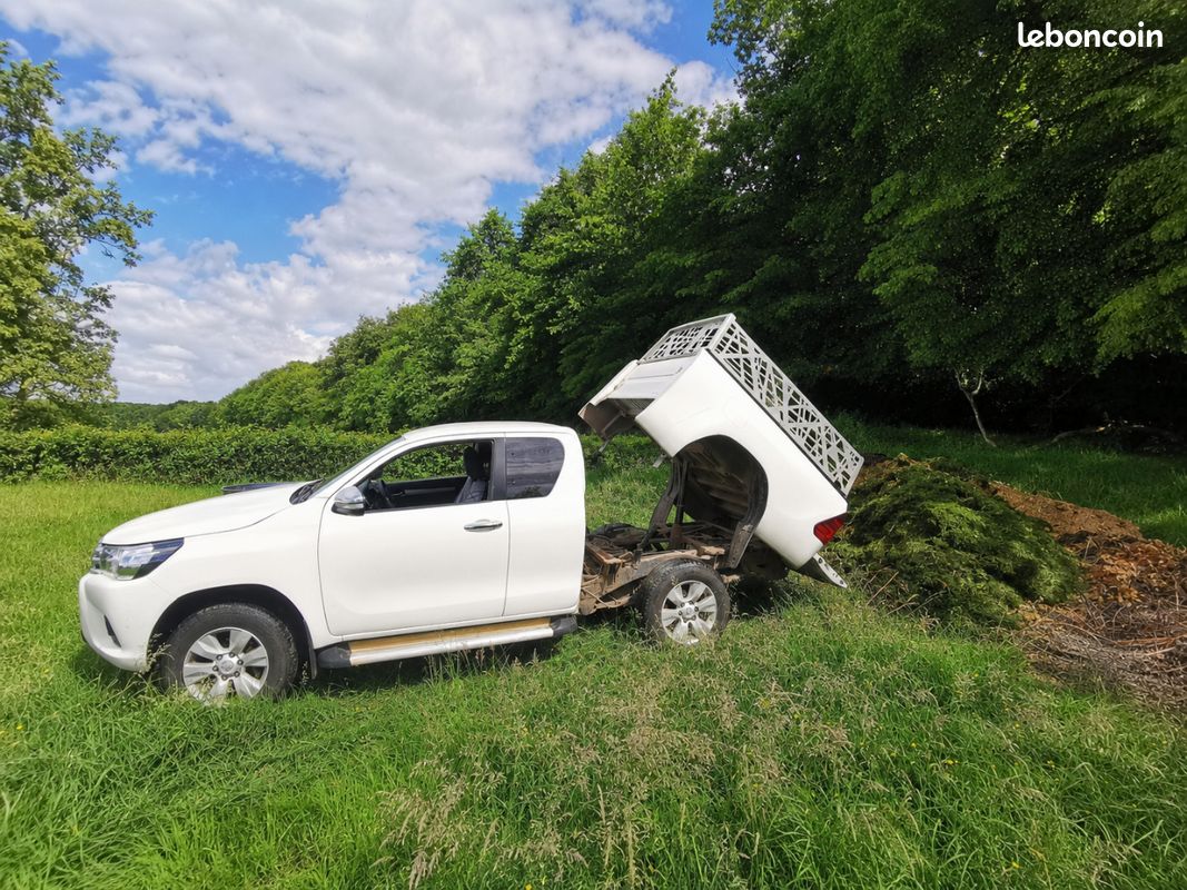 Hilux 2017 Xtra cab 2,4 D4D blanc benne basculante boss stiram (image 1)
