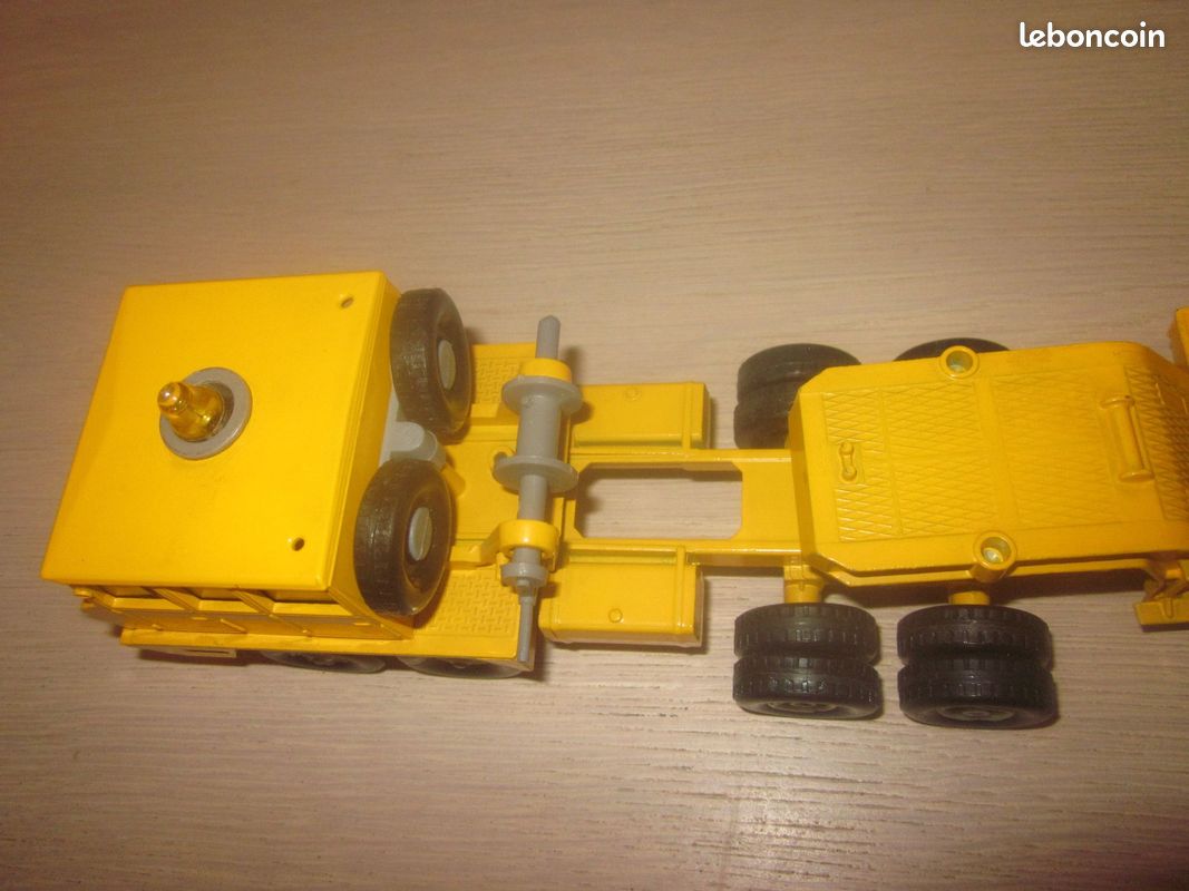 Le tracteur Berliet T 12 jaune en miniature de Solido au 1/50e