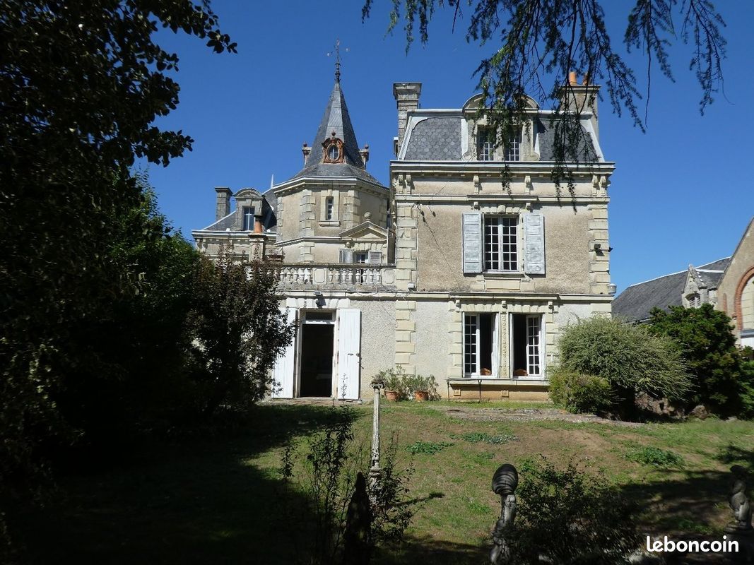 Maison 8 pièces 265 m² · à Irais · 265 m² · 296 000 €
