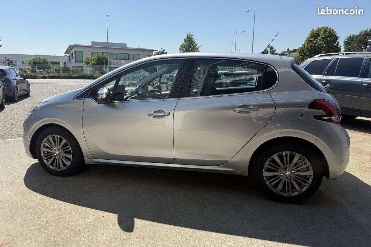 PEUGEOT 208 1.2i - 82 Allure (image 4)