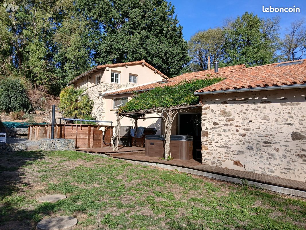 Maison 9 pièces 268 m² · à Vernoux-en-Gâtine · 268 m² · 273 000 €