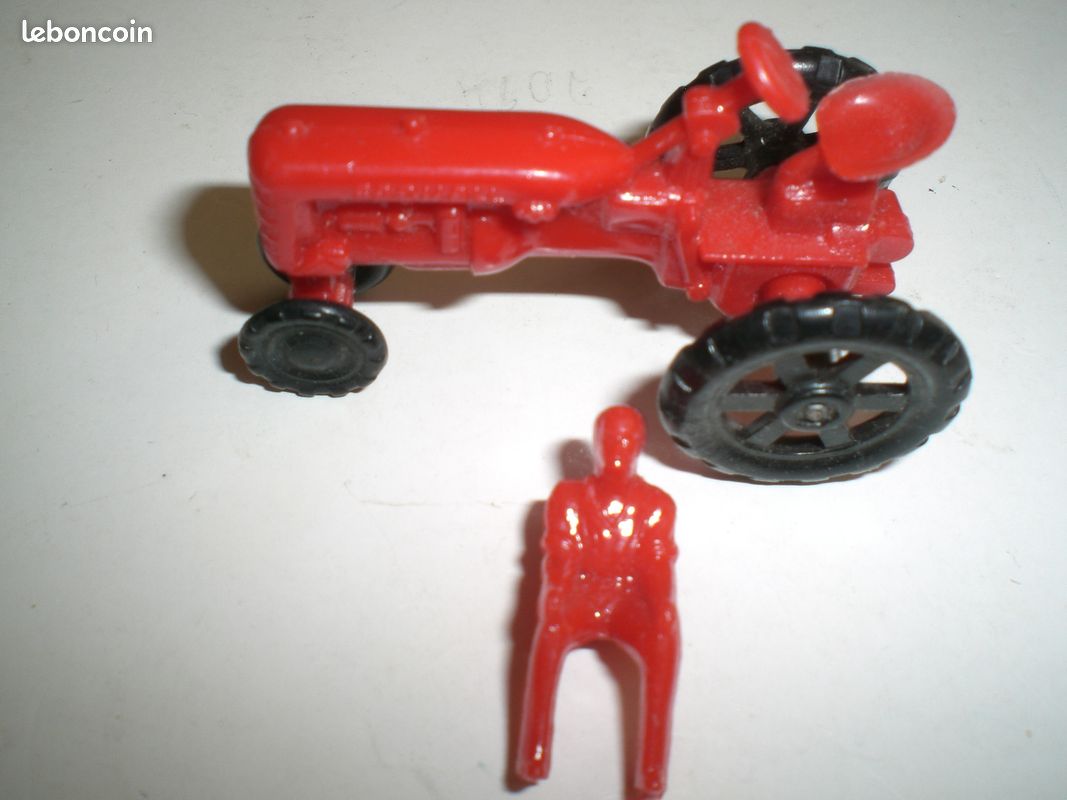RARE TRACTEUR FARMALL avec personnage, matériel (miniature long5,5, haut 4,5agricole (image 2)