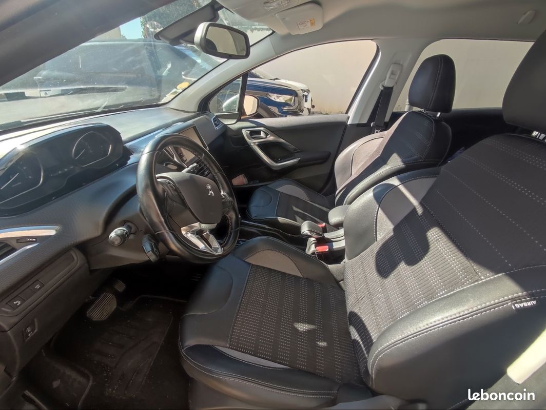 PEUGEOT 2008 Blue HDi 120ch EAT6 Allure (image 2)