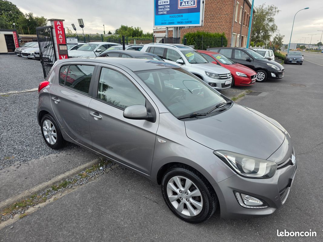 Hyundai i20 1.1 crdi 75 cv .du 08/2013 avec 137 000 kms .1er Main + Carnet (image 2)