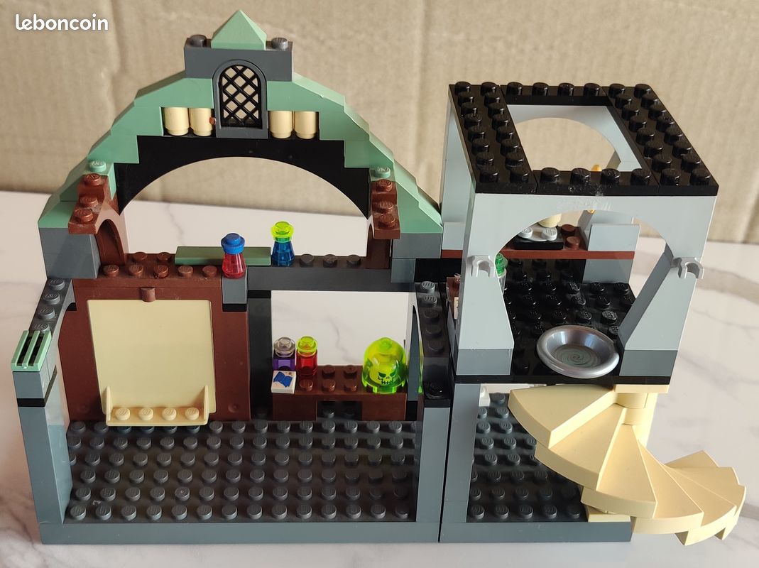 4752 LEGO Harry Potter - La classe du Professeur Lupin (image 2)
