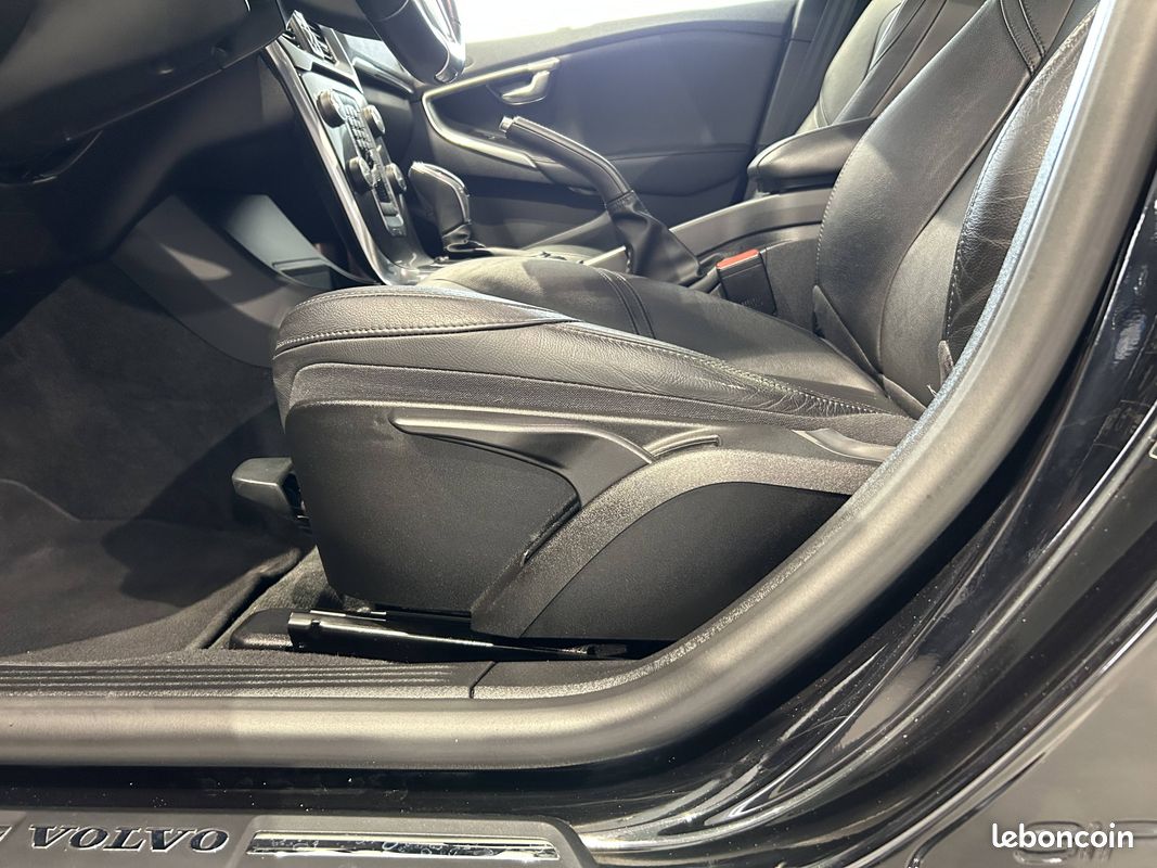 VOLVO V40 T2 122 ch Geartronic 6 Signature Edition (image 17)