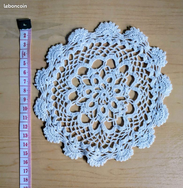 Lot napperons au crochet+ 1 bonnet bébé (image 1)