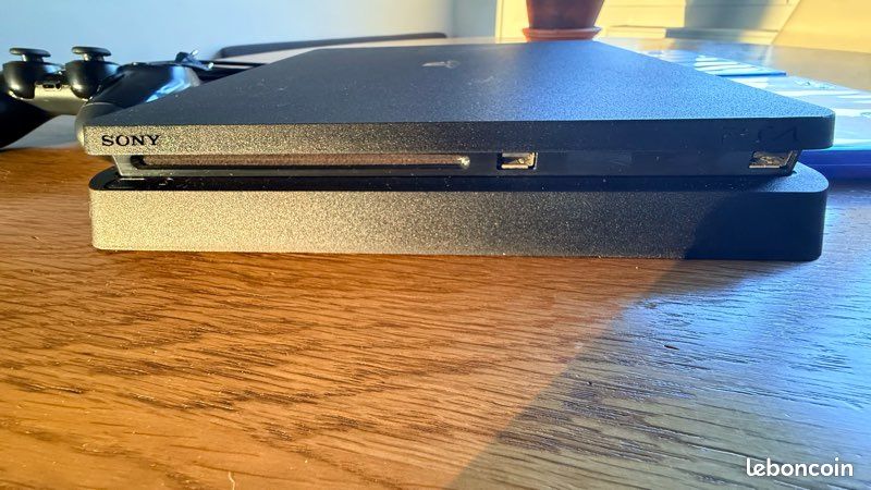 PlayStation 4 (image 4)