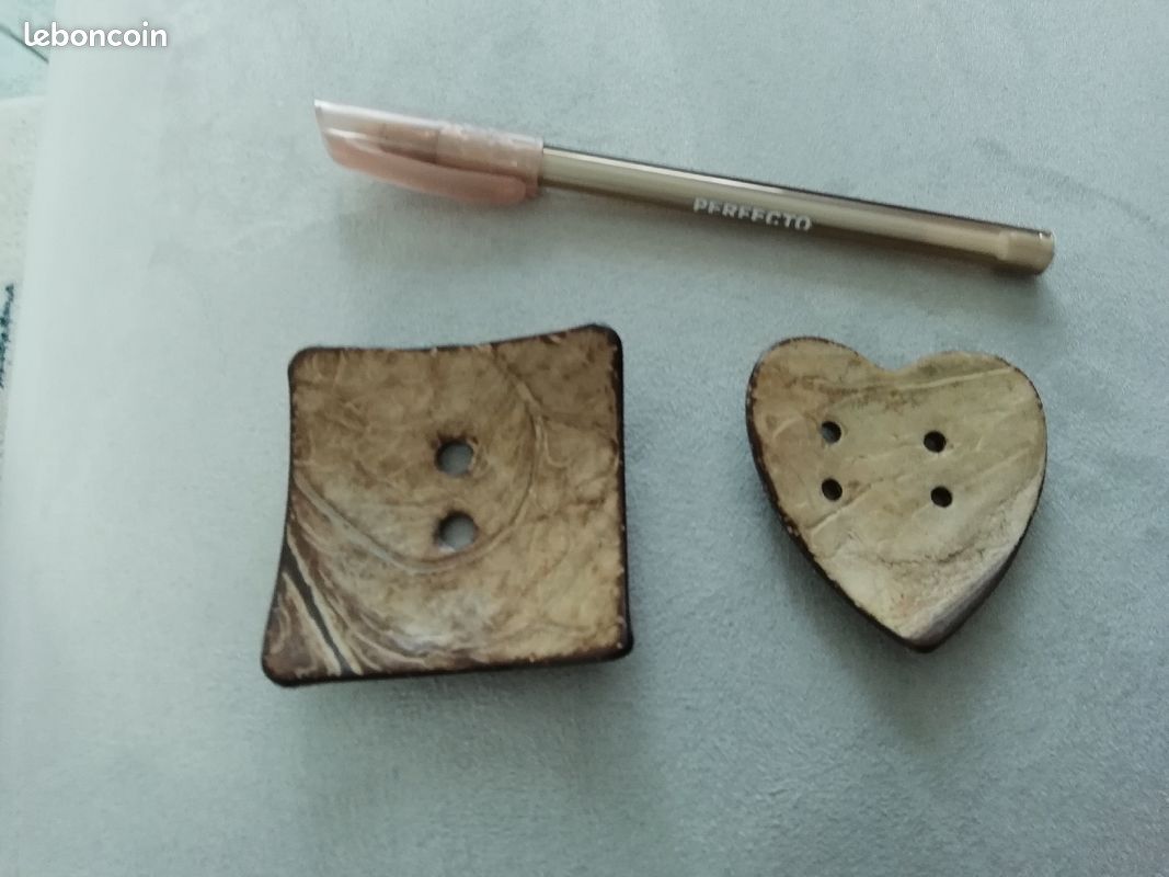 2 gros boutons en bois (image 1)