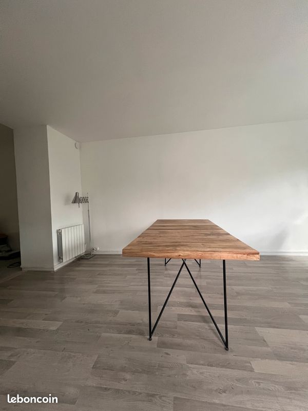Table design pour salle à manger au bureau, industriel, en bois massif. État neuf (image 2)