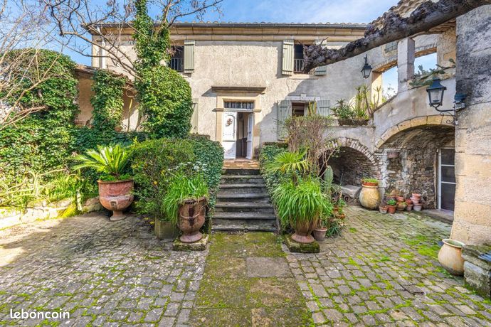 Maison 7 pièces 242 m²
