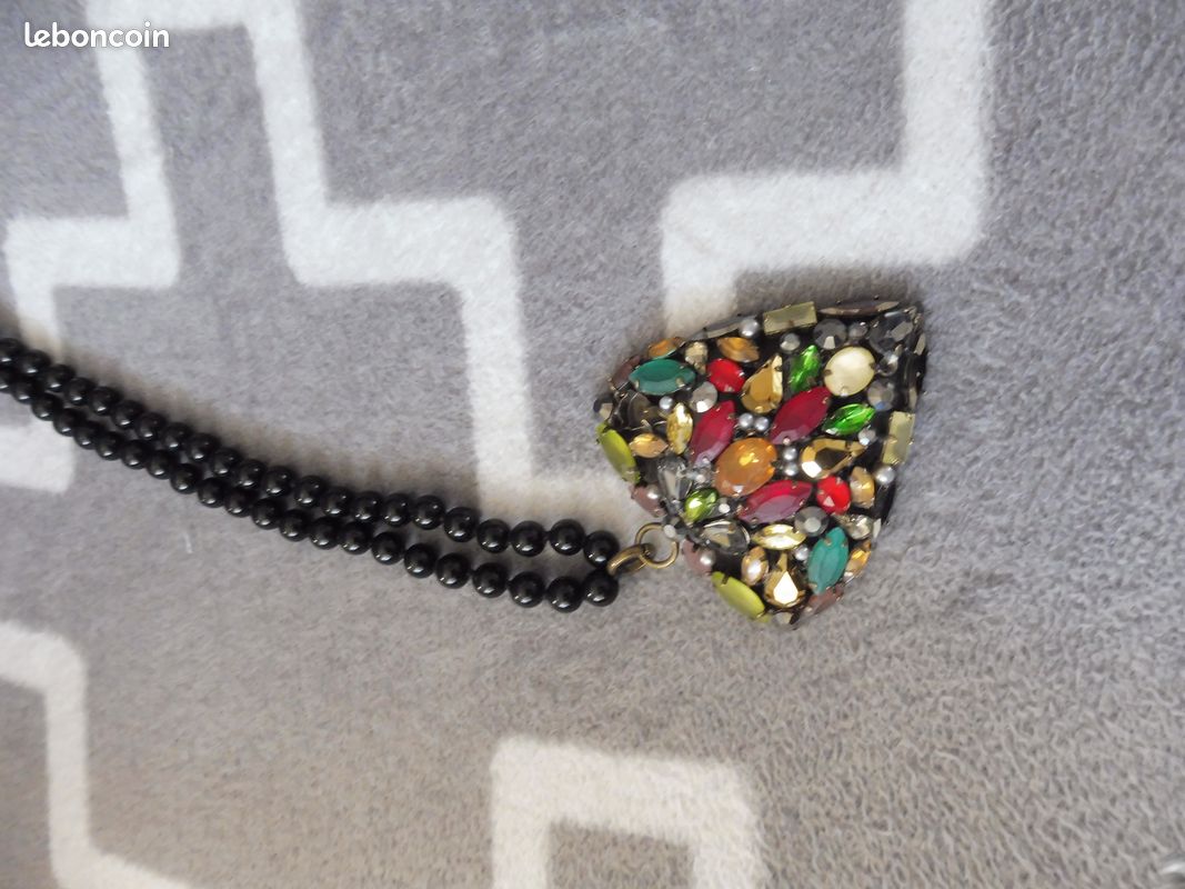 Collier long avec perles noir et pendentif cœur perles colorées très bon état (image 2)