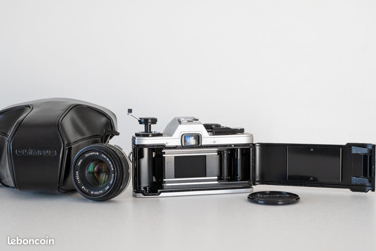 Appareil photo vintage Olympus OM10 avec objectif 50 mm f/1.8 et adaptateur manuel avec nouvelle peau en cuir - Canada