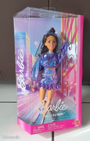 Barbie - Poupée Deluxe Style - Avec Haut Et Jupe Bleu Métallisé, Brune - Mattel