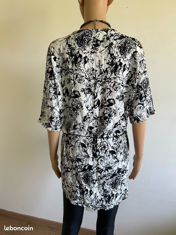 Tunique noire et blanche à manches courtes taille L/XL TBE (taille petit) (image 7)