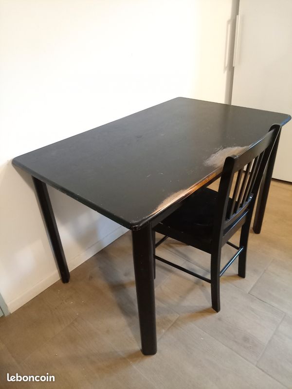 Table noire rectangulaire en bois avec sa chaise (image 1)