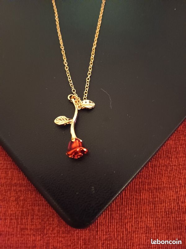 Chaine avec rose rouge (image 4)