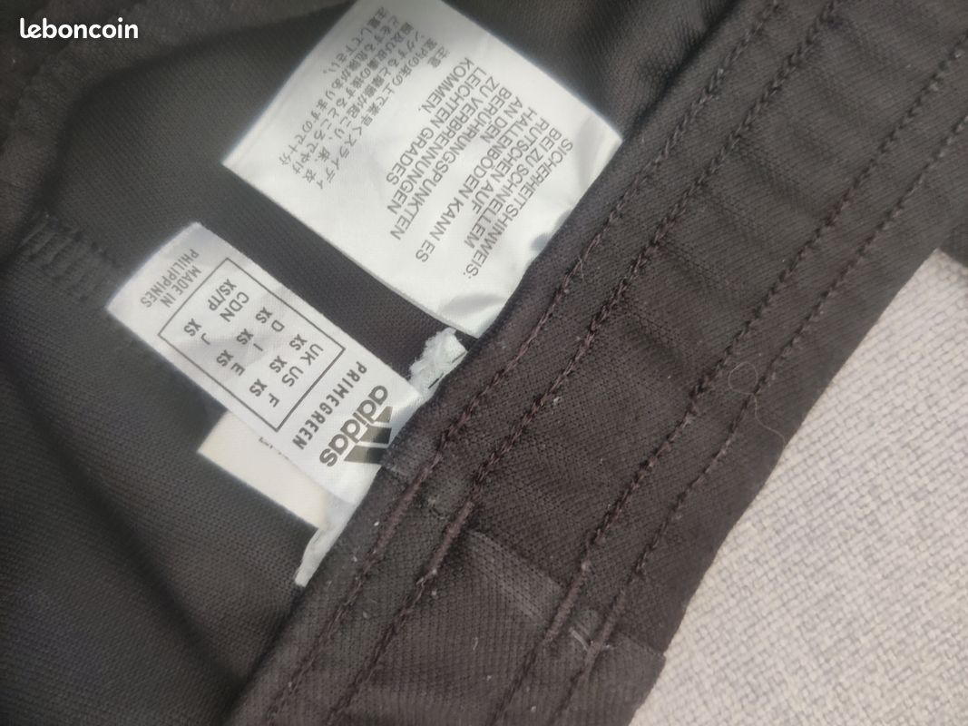 Bas de survêtement - Adidas - taille XS

Taille élastique à cordon de serrage.
Piqué 100 % polyester recyclé.
AEROREADY.
Poches latérales zippées.

Très bon état (image 6)