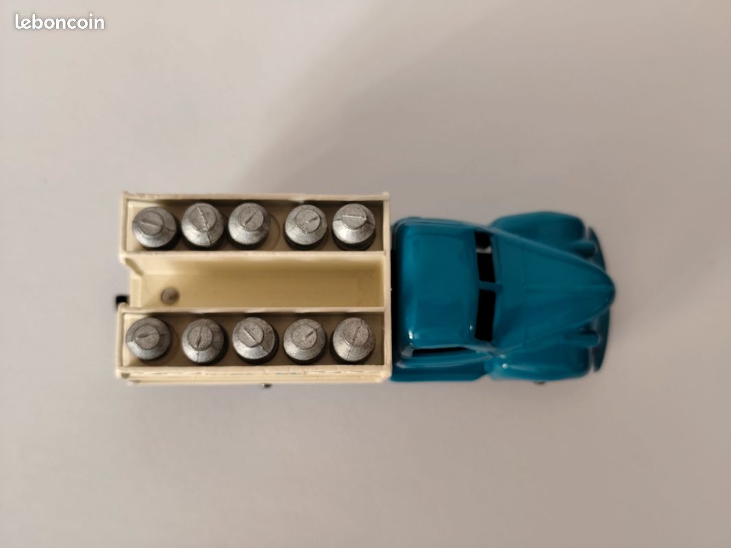 DINKY TOYS 25O CAMION LAITIER STUDEBAKER AVEC