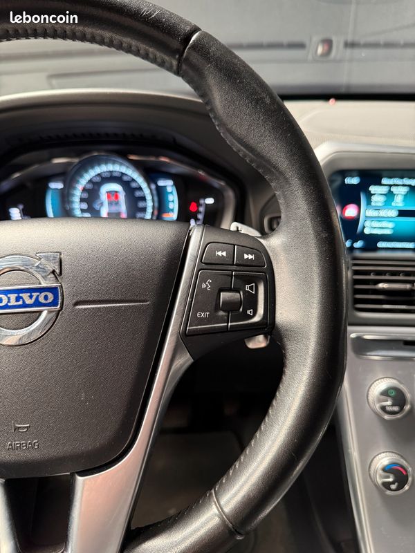 VOLVO XC60 2.0 D4 190Ch SIGNATURE EDITION BVA - TOIT OUV ELEC - CAMERA RECUL - SIEGES CHAUFF - HARMAN-KARDON (image 26)