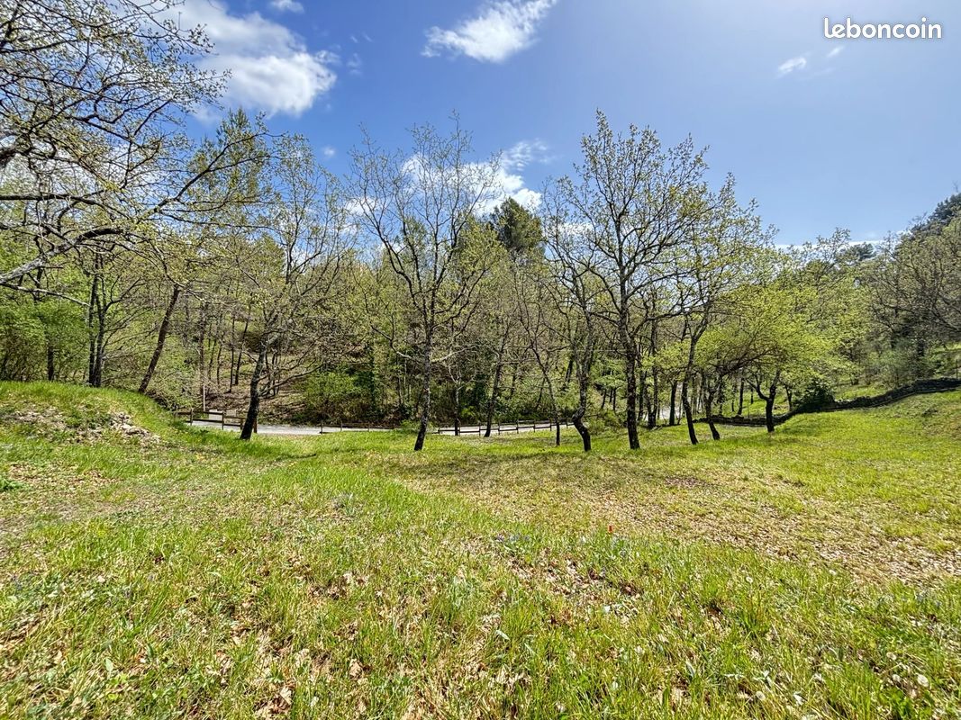 Terrain 1616 m² · à Montferrat · 1 616 m² · 116 000 €