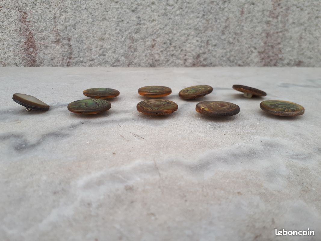 Lot De 9 Boutons Anciens – Années 1930-1940 – Plastique – Couture, Mode