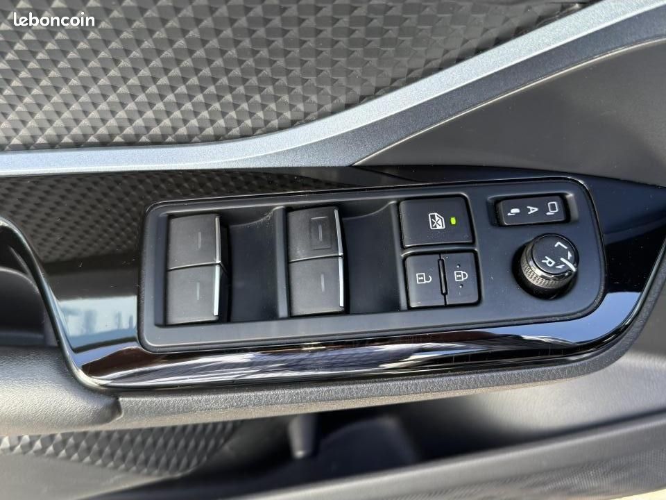 TOYOTA C-HR 2.0 Hybrid - BV e-CVT Collection GPS + CAMERA AR + CLIM (image 30)
